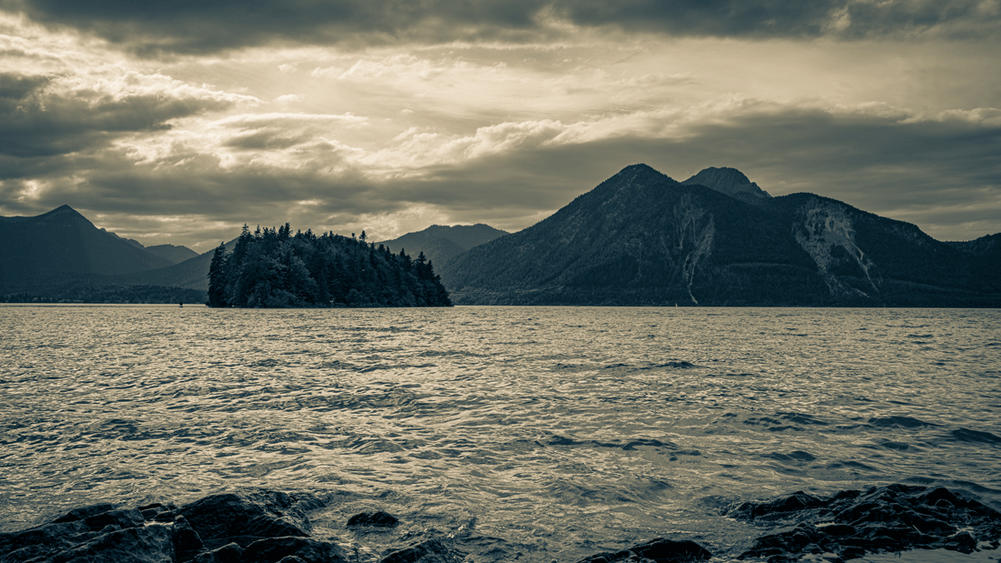 Aus der Luft über den Regen ins Gewässer: Das PFAS-Molekül TFA ist sehr mobil und zugleich extrem persistent. 