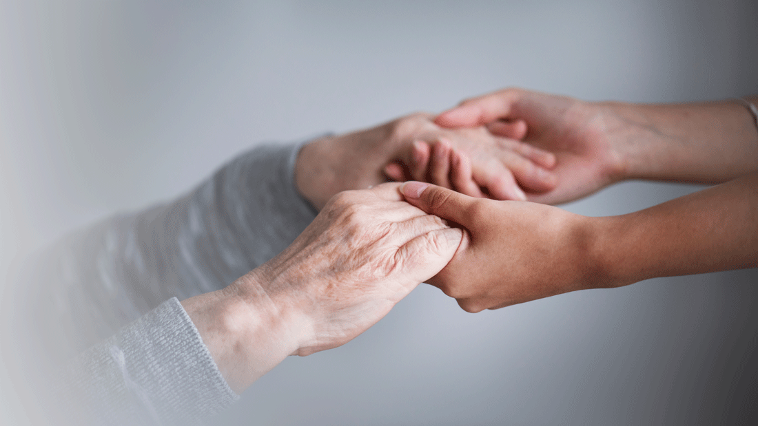 Das Bild zeigt zwei Hände, die sich halten – eine ältere und eine jüngere Hand. Es symbolisiert Fürsorge, Unterstützung und zwischenmenschliche Verbindung.