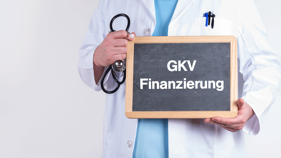 Das Bild zeigt eine Person in einem Arztkittel, die eine Tafel mit der Aufschrift "GKV Finanzierung" hält.