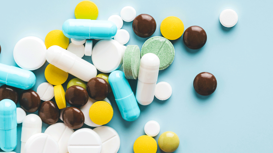 Das Bild zeigt eine Vielzahl von Medikamenten in Form von Tabletten, Kapseln und Dragees in unterschiedlichen Farben und Formen.