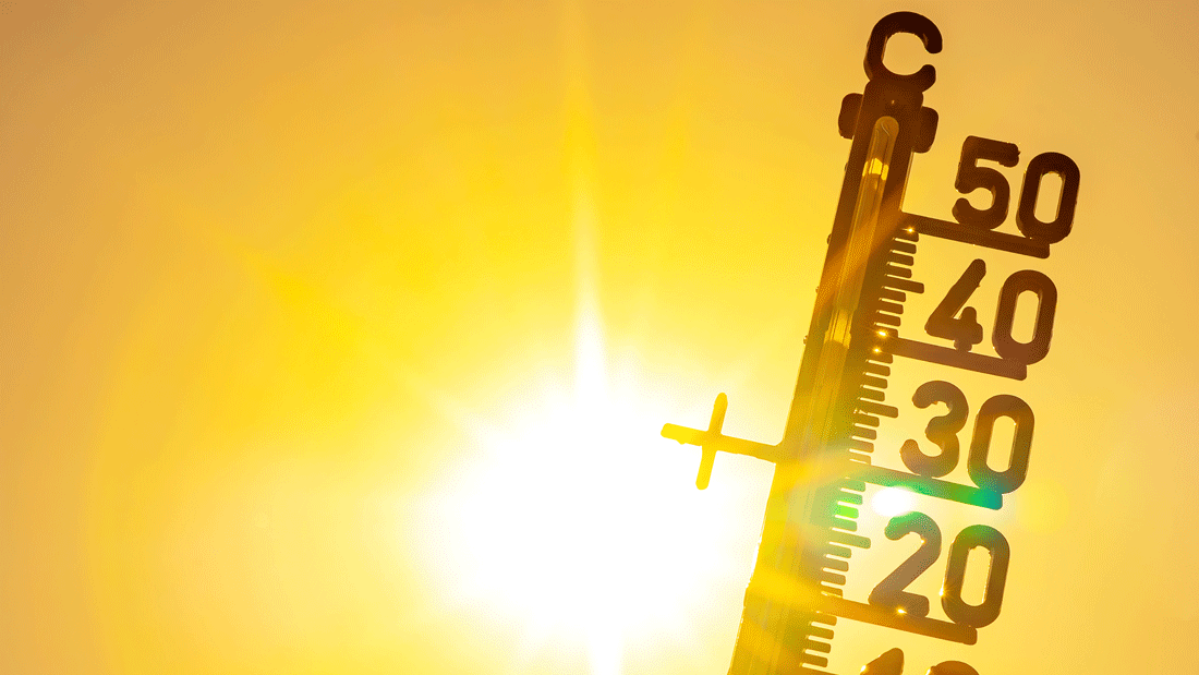 Thermometer vor greller Sonne zeigt hohe Temperaturen um 30 Grad. Das Bild steht für Hitze, Sommerwärme und mögliche Hitzebelastung.
