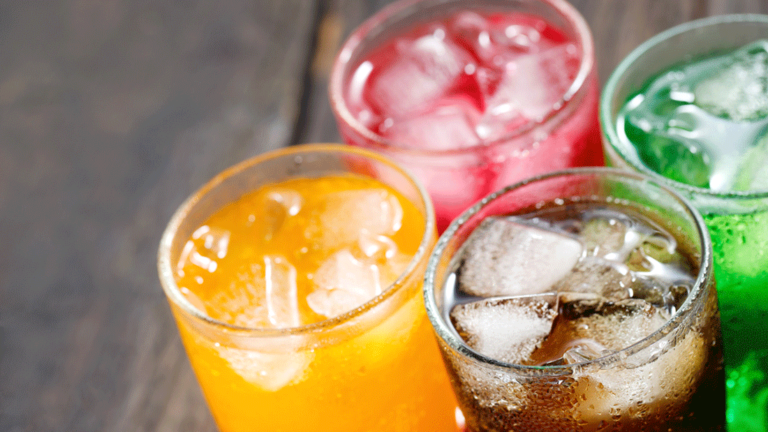 Dieses Bild zeigt vier Gläser mit verschiedenen farbigen Getränken, die jeweils mit Eiswürfeln gefüllt sind. Die Farben der Getränke sind Orange, Rot, Grün und Braun, was auf eine Vielfalt von Softdrinks oder Erfrischungsgetränken hinweist.