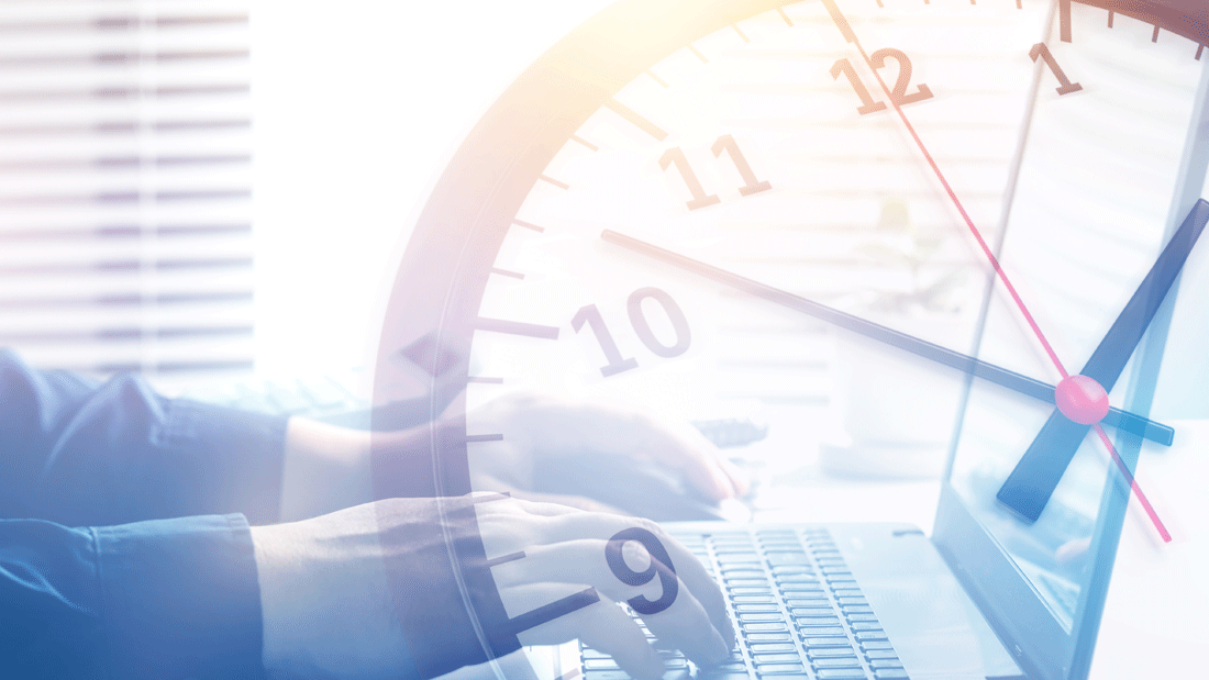 AdobeStock_663090623.gif Dieses Bild kombiniert die Darstellung von Zeit (durch die Uhr) und Arbeit (durch die Hände, die auf einer Tastatur tippen).