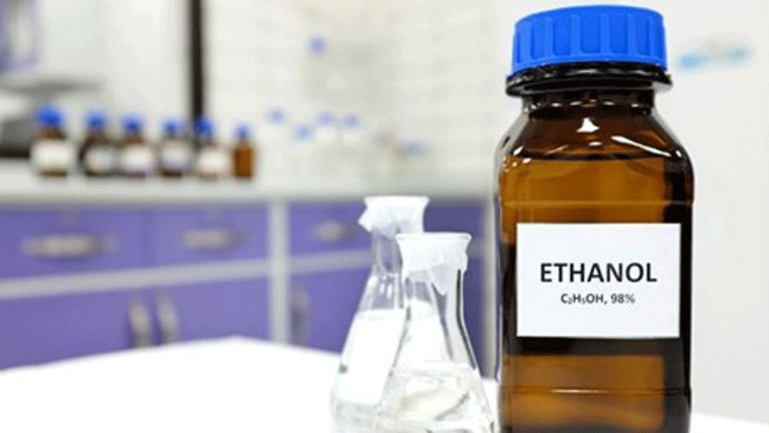 Dieses Bild zeigt eine Laborumgebung mit einer Flasche, die mit „ETHANOL C2H6O, 98%“ beschriftet ist.