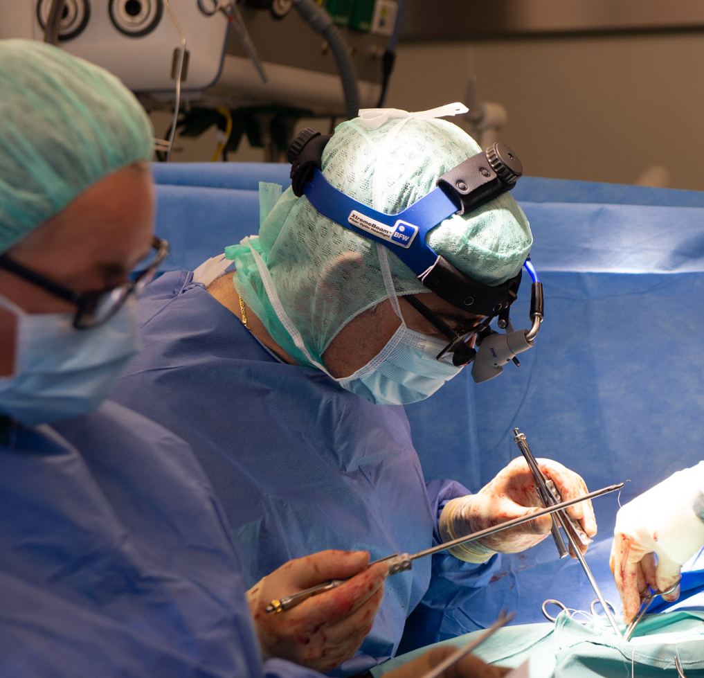 Oberarzt_Dr_Aboud_waehrend_der_mehrstuendigen_Operation.jpg Oberarzt Dr. Aboud