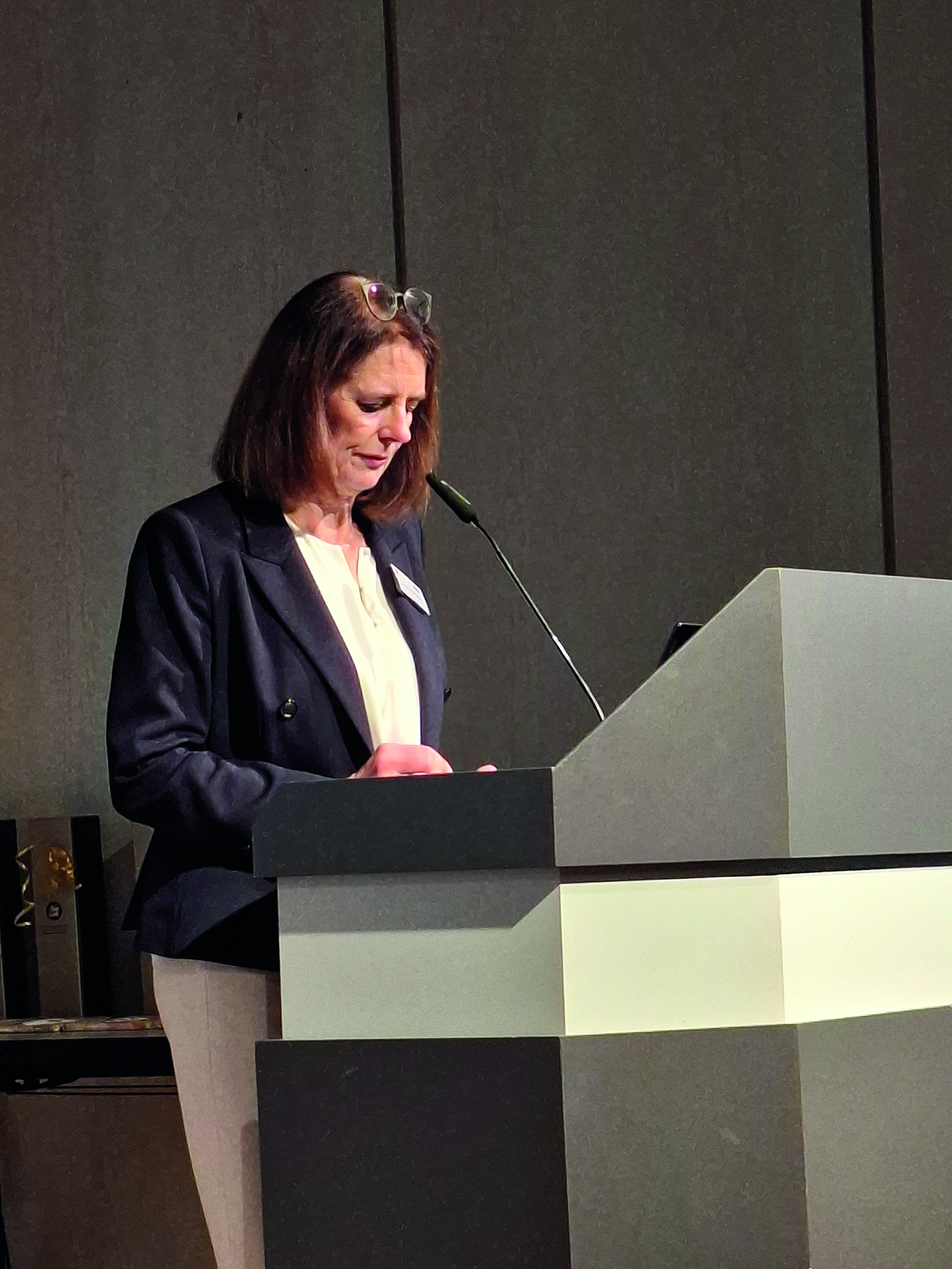 DVTA-Präsidentin Christiane Maschek begrüßt die Teilnehmenden.