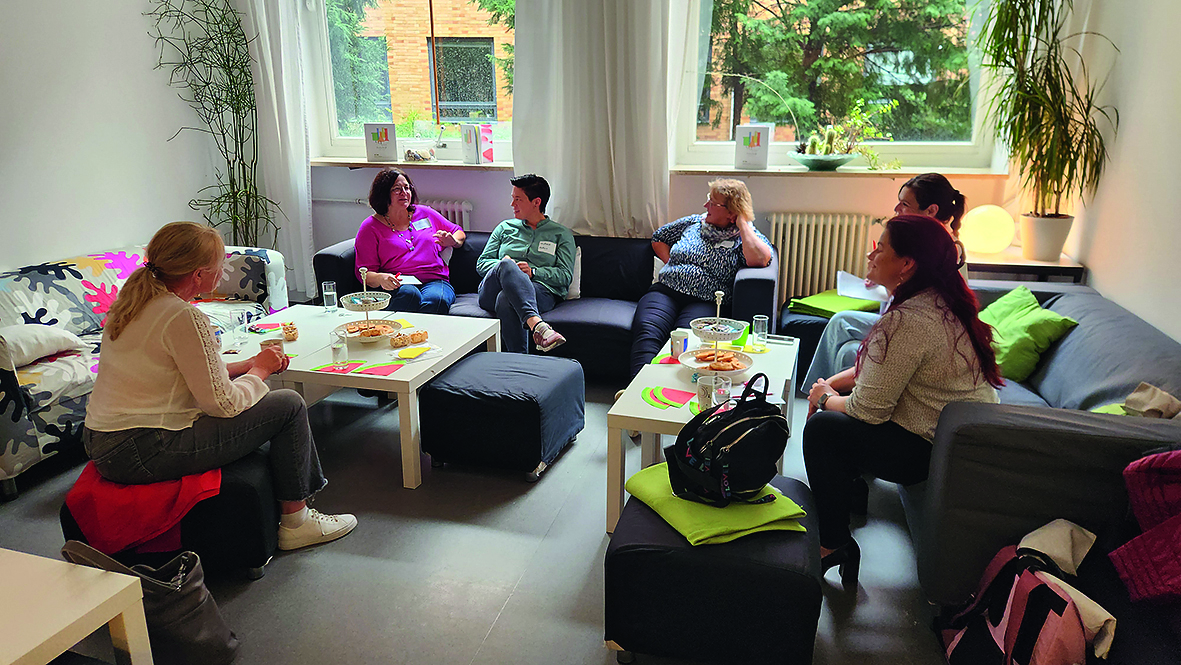 Foto vom Sommerfest der LV Bayern mit Teilnehmerinnen in einer Diskussionsrunde
