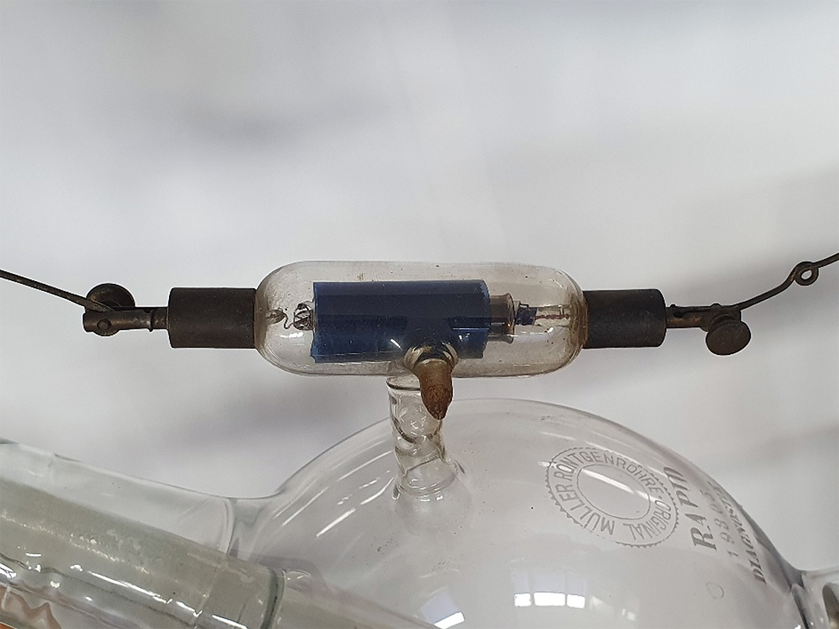 Foto der Regeneriervorrichtung an der C. H. F. Müller-Röntgenröhre