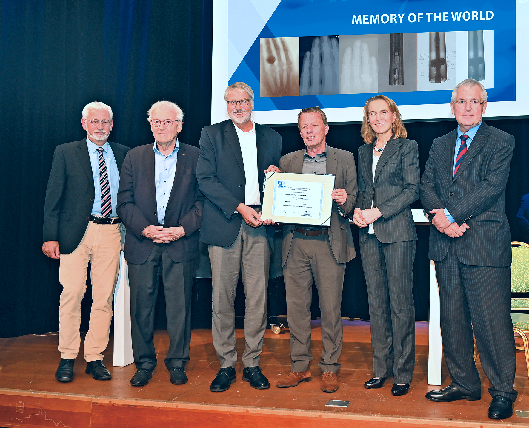 Gruppenfoto von der Überreichung der Urkunde  zur Aufnahme von sechs ausgewählten Bildern aus Röntgens Nachlass ins UNESCO-„Memory of the World“-Register