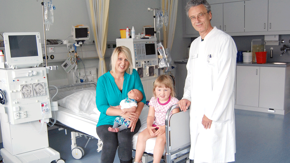 Der Nephrologe Dr. Lothar Kornalik betreut eine Dialysepatientin