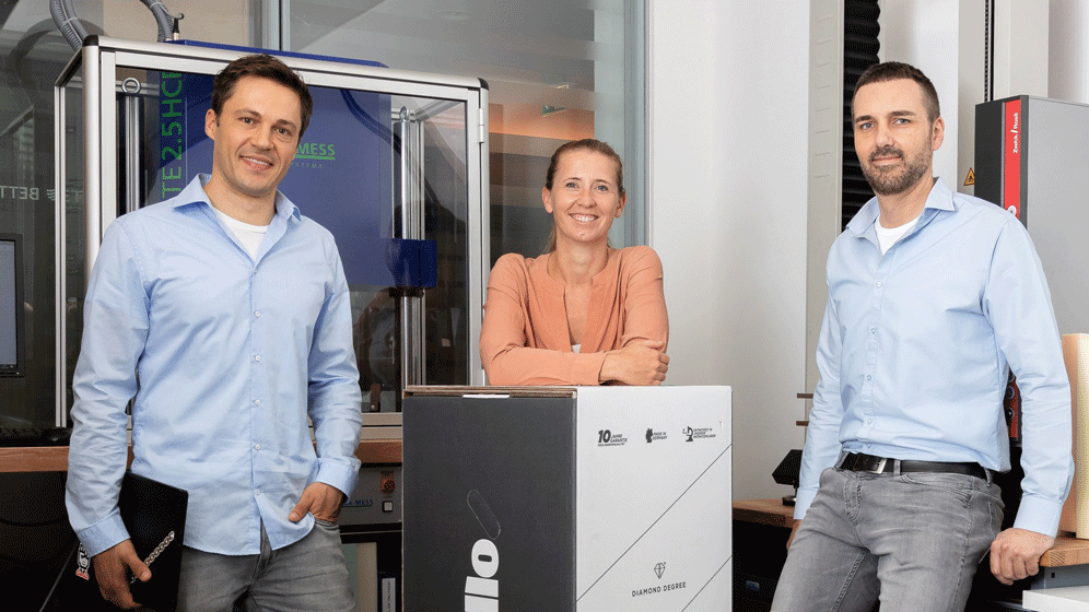 Dr. Senn mit ihren Teamkollegen (v. l.) Philipp Wagner, Research and Development Director bei Emma – The Sleep Company, und Manuel Müller, Gründer und Geschäftsführer von Emma – The Sleep Company