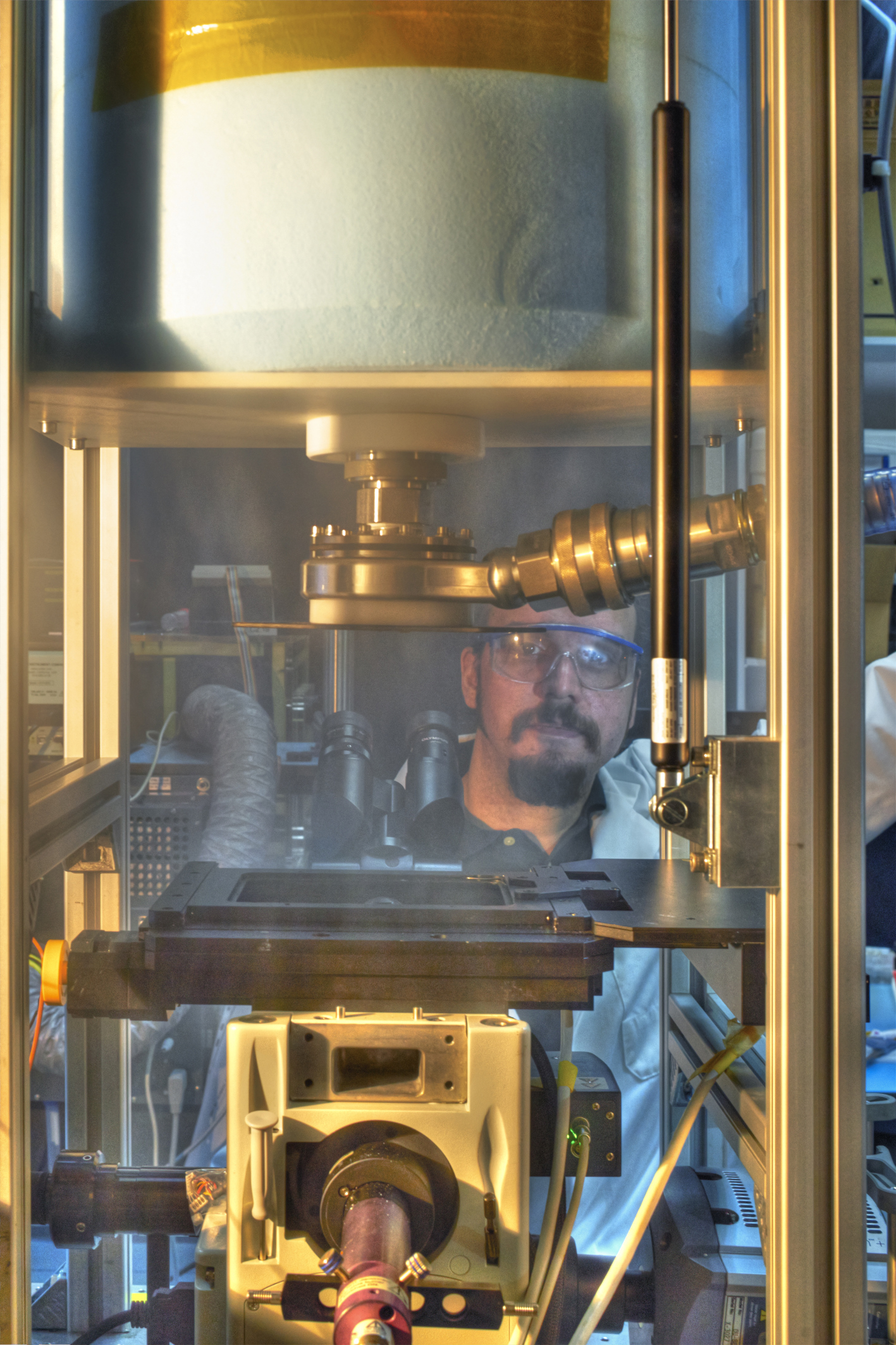 Mikroskop mit Aufbau zur ultraschnellen Kryo-Arretierung