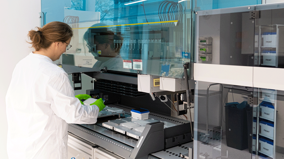 Mitarbeiterin_am_Pipettierroboter.gif Pipettierroboter