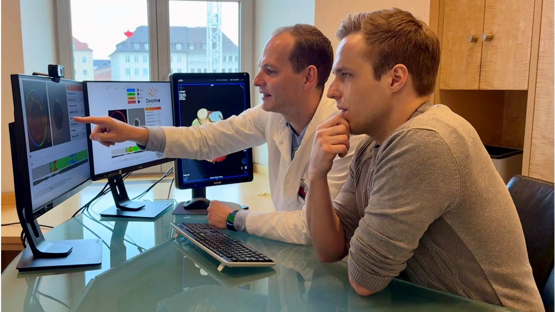 Philipp Nicol und Valentin Koch arbeiten an Bildschirmen mit dem KI-Tool DeepNeo.