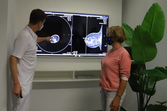 Dr. Kämena mit einer Patientin 