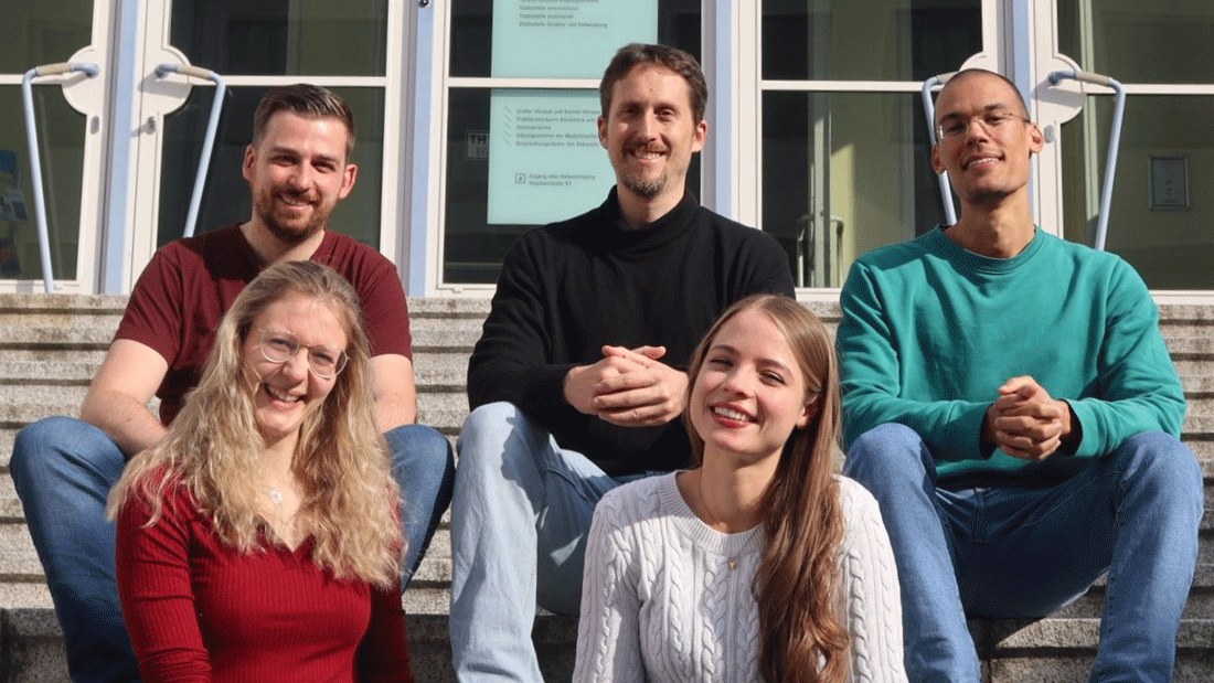 Erstautorinnen und -autoren und Leiter der Studie an der Medizinischen Fakultät, (v. l. n. r. oben): Florian Gerstner, Dr. Christian Simon, Christian Menedo, unten: Sandra Wittig, Sayan Ruwald