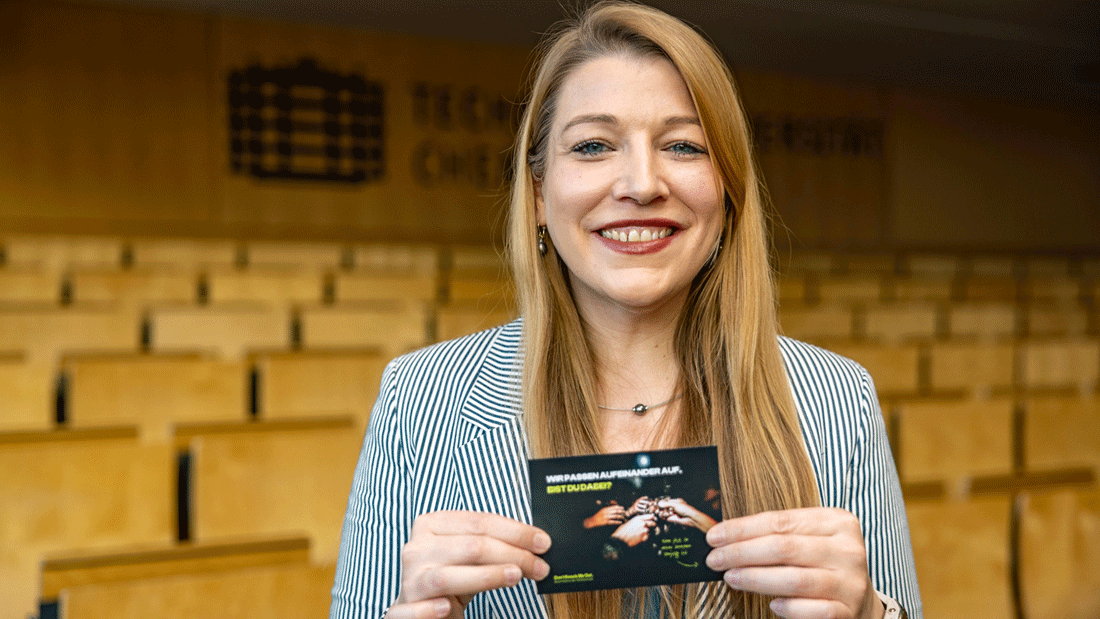 Jun.- Prof. Dr. Charlotte Förster präsentiert das Motiv der Edgar-Freecard-Kampagne zur Verbreitung der K.O.-Tropfen-Studie per Gratispostkarte