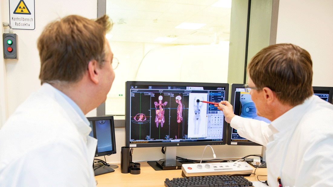 Detaillierter Einblick: Klinikdirektor Prof. Dr. Frank Bengel (rechts) begutachtet gemeinsam mit Oberarzt Dr. Philipp Rath eine Aufnahme des Total-Body-PET/CT. 