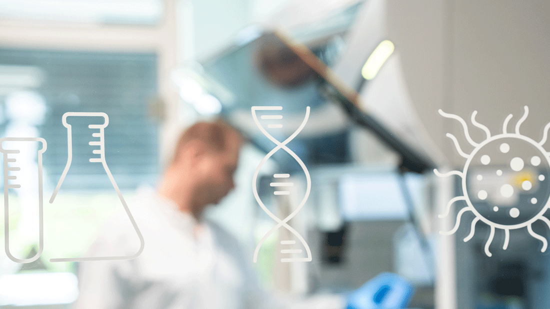 Dieses Bild zeigt eine Person in einem Labor, die mit wissenschaftlicher Ausrüstung arbeitet. Im Vordergrund sind Symbole wie ein Reagenzglas, eine DNA-Doppelhelix und eine Darstellung eines Virus zu sehen, die auf Glas oder einer transparenten Oberfläche angebracht sind.