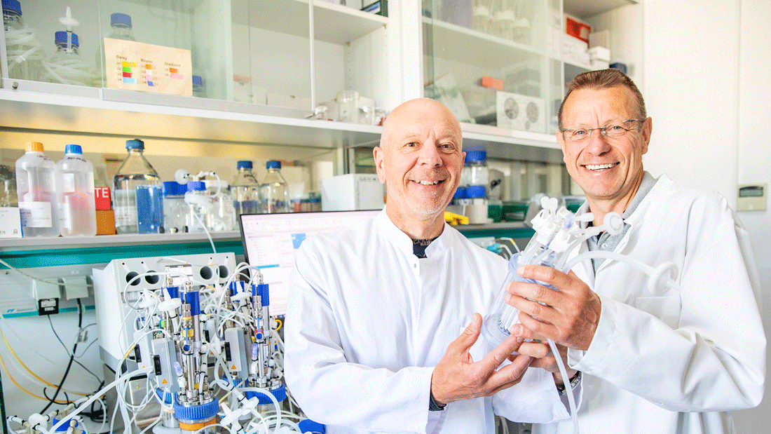 newsimage423064.gif Kleiner, aber ausreichend: Prof. Dr. Robert Zweigerdt und Prof. Dr. Ulrich Martin präsentieren den neuen 300-Milliliter-Bioreaktor.
