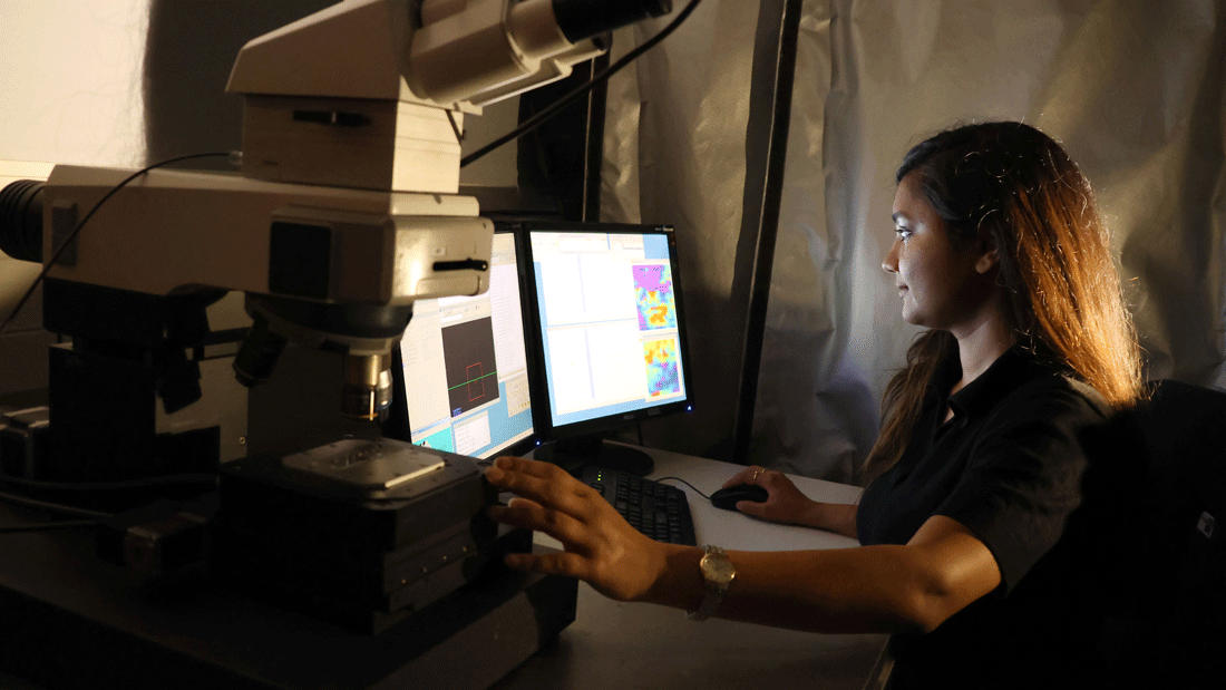 Aradhana Dwivedi führt im Labor am Leibniz-Institut für Photonische Technologien (Leibniz-IPHT) spektroskopische Messungen an den neu entwickelten Sensoroberflächen durch. 