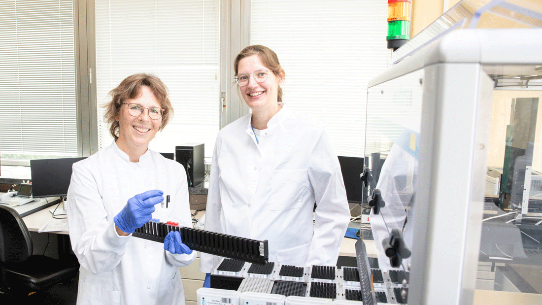 Haben Blutproben von Leberzirrhose-Erkrankten auf Hepatitis-E-Viren und virusspezifische Antikörper untersucht: Dr. Katja Dinkelborg, PHD (rechts) und Birgit Bremer Medizinische Technologin für Laboratoriumsanalytik.