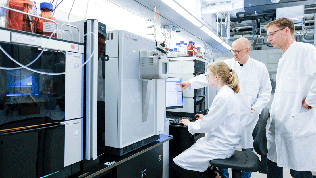 Dr. Vanessa Paffrath, Prof. Dr. Konrad Aden und Prof. Dr. Manuel Liebeke (v. l.) am Massenspektrometer. Mit dieser Technologie untersuchen die Forschenden frühe Stoffwechselveränderungen, die auf ein erhöhtes Darmkrebsrisiko hinweisen könnten.